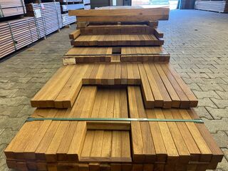 Ca. 73x Guyana Teak Palen Geschaafd, 45x45mm, lengte 18/305cm, 9/335cm